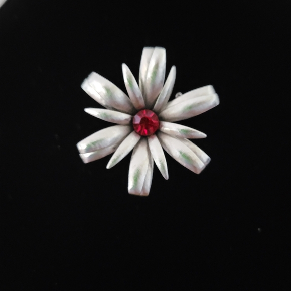 Vintage Silver Tone Daisy with Red Rhinestone Centre Brooch - Picture 1 of 9